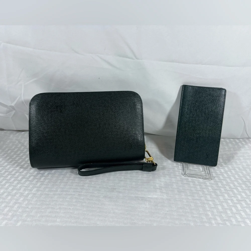 7006: Louis Vuitton Taiga Leather Wristlet & Checkbook Cover Set Green